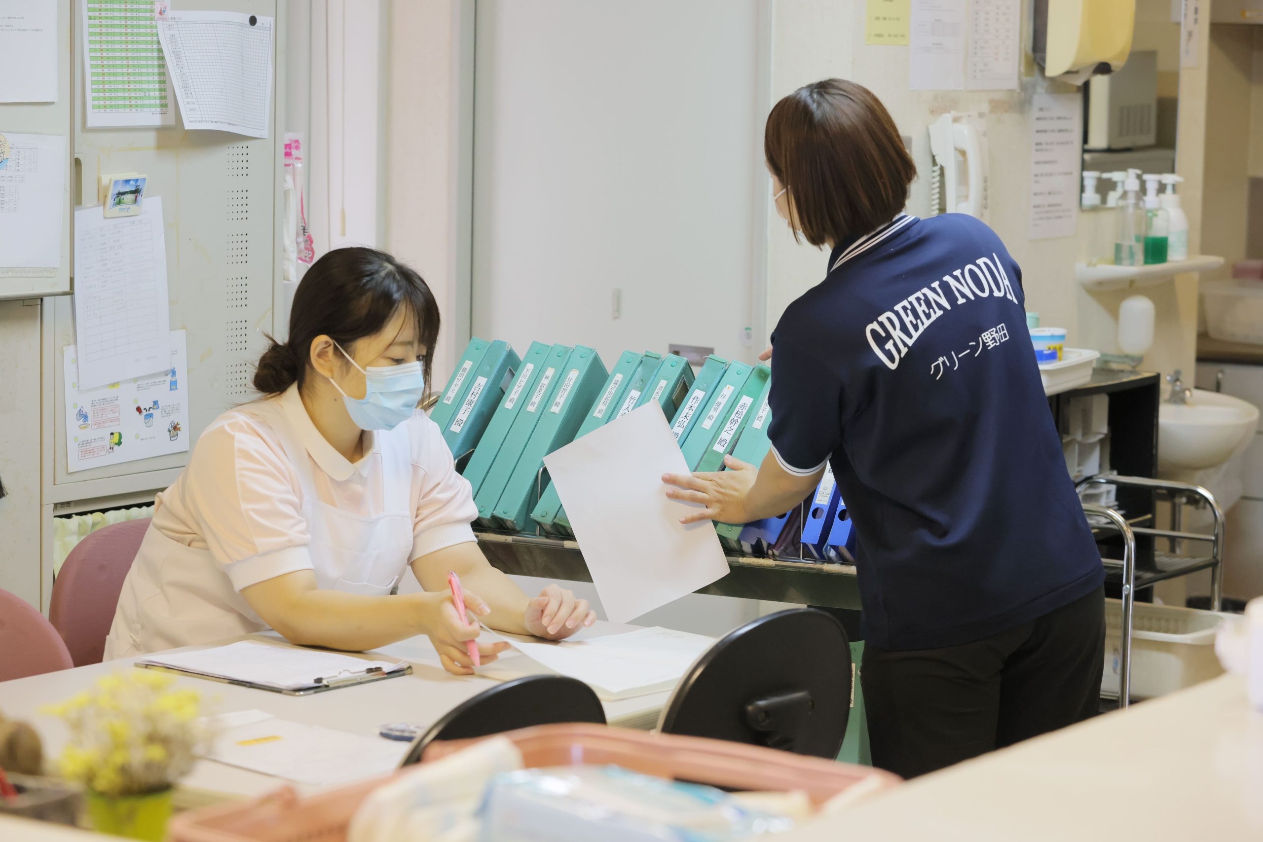 大阪市福島区・野田駅前にある都市型特別養護老人ホームグリーン野田で働く看護師と介護スタッフ